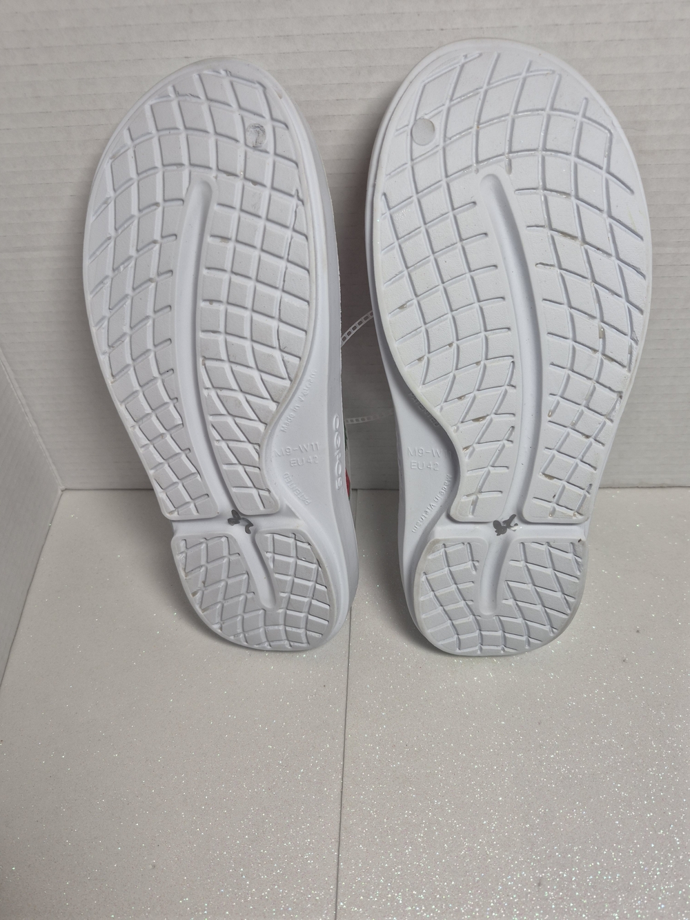 New OOFOS White Clog Mules with Pink Flamingo & Yellow Pineapple Print Size 11 - Picture 3 of 3